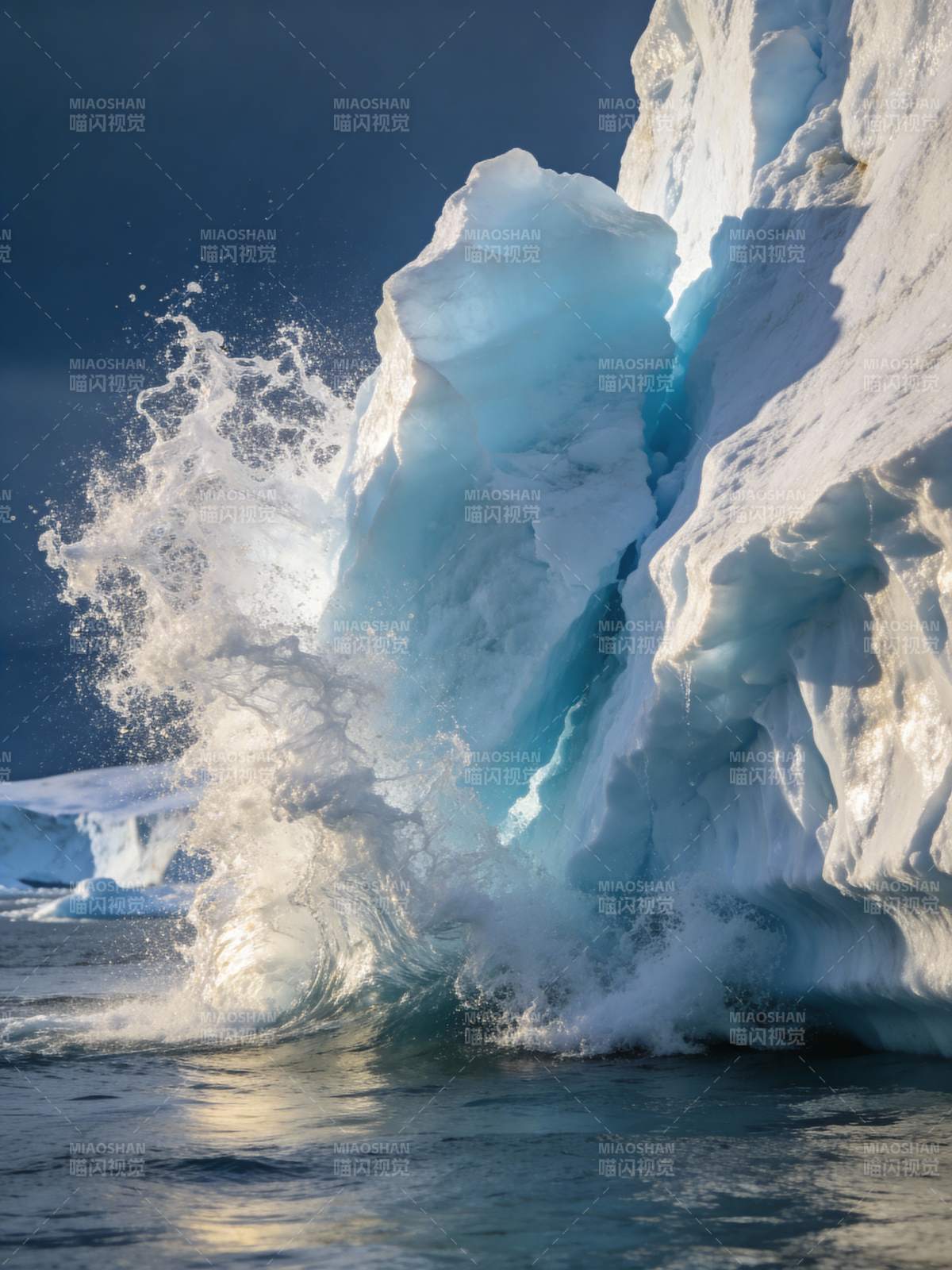 冰川崩裂瞬间图片
