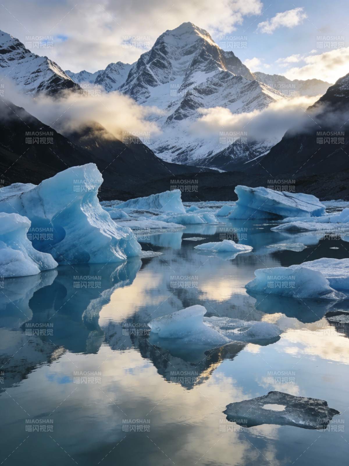 冰川倒影山峦图片