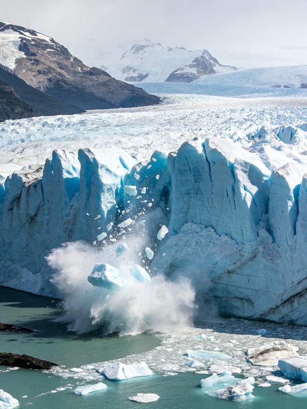 冰川崩裂瞬间图片