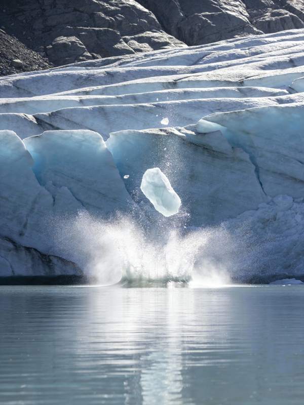 冰川崩解瞬间图片