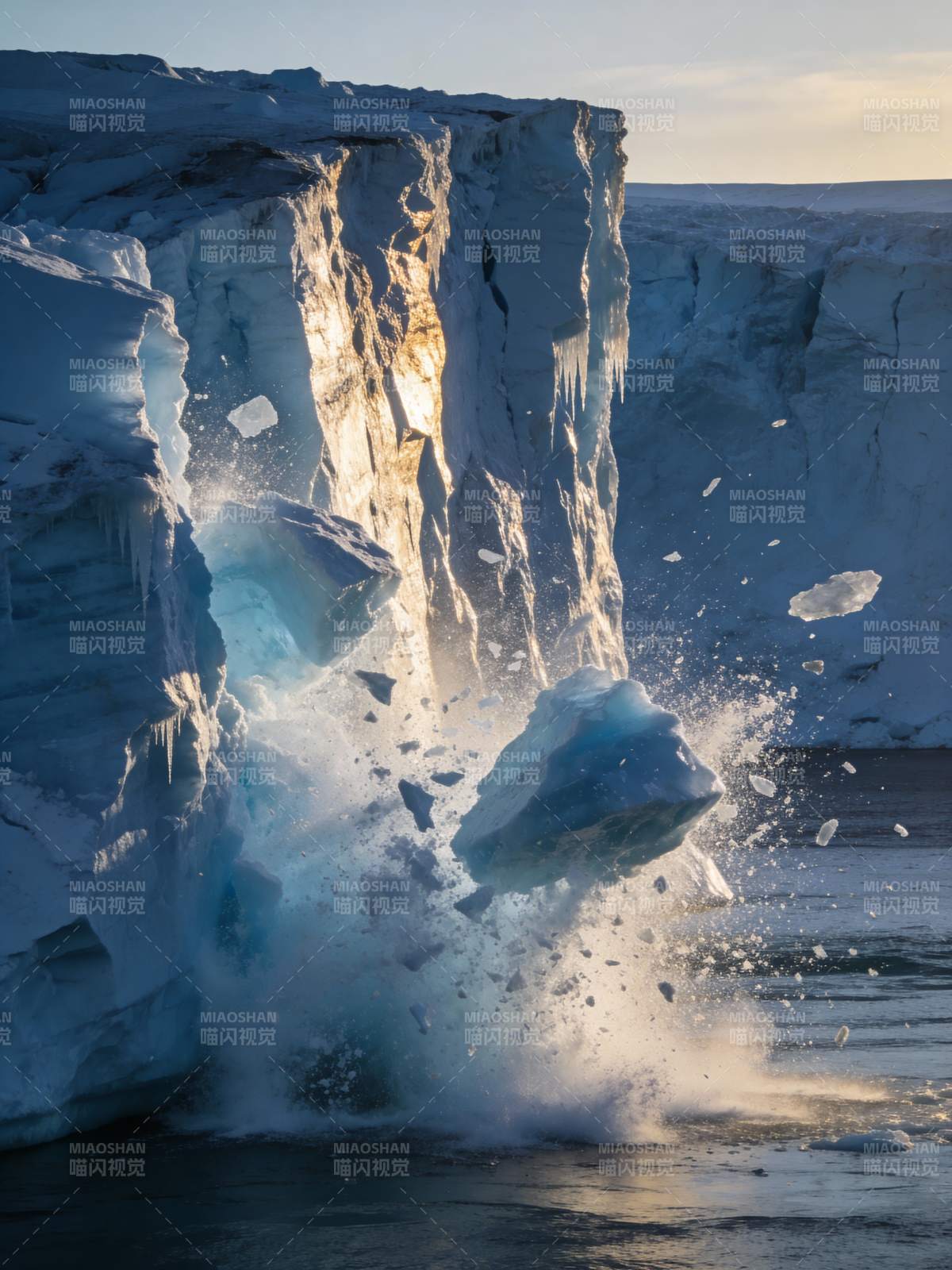 冰川崩裂瞬间图片