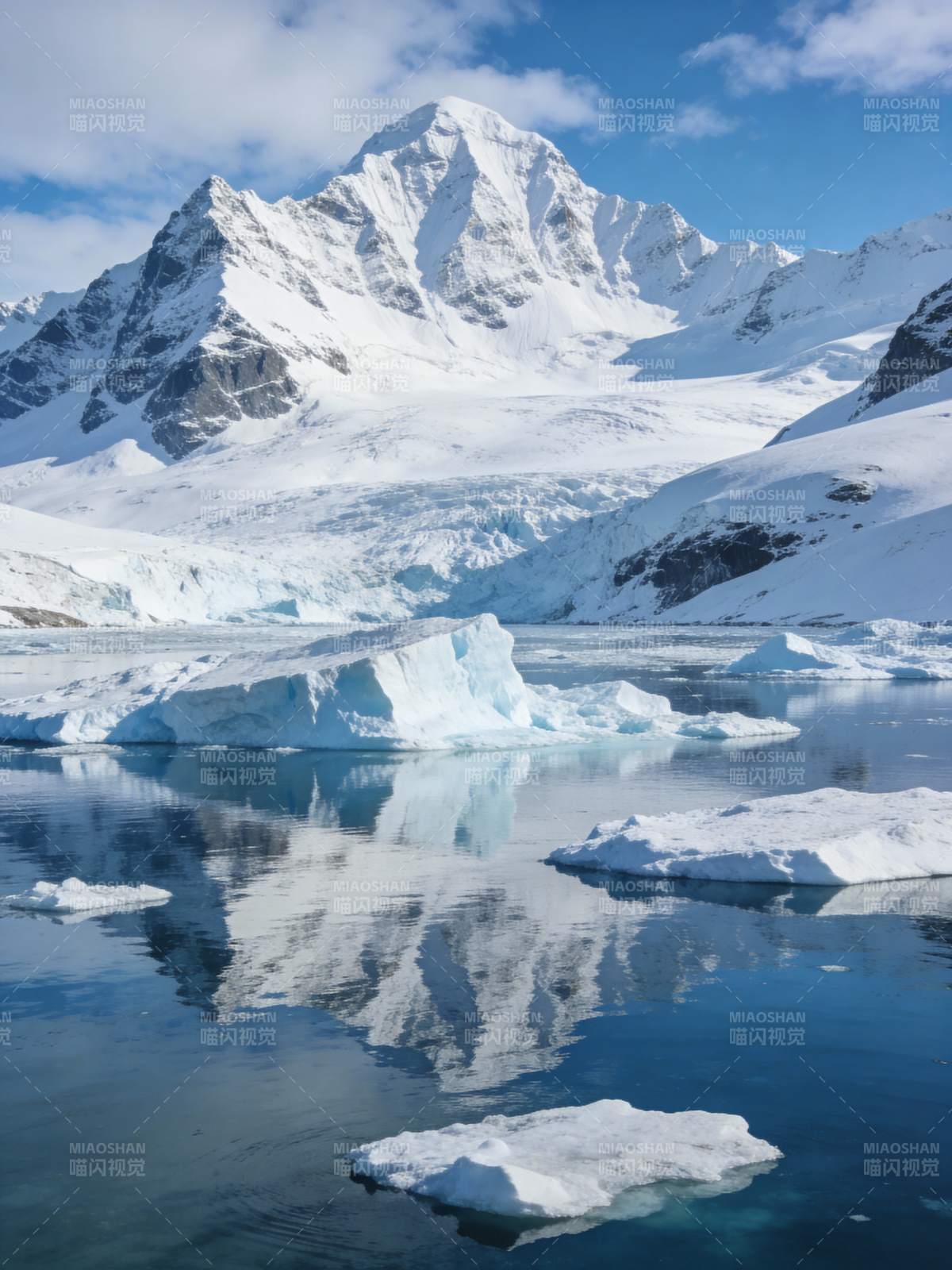 雪山倒影湖中图片