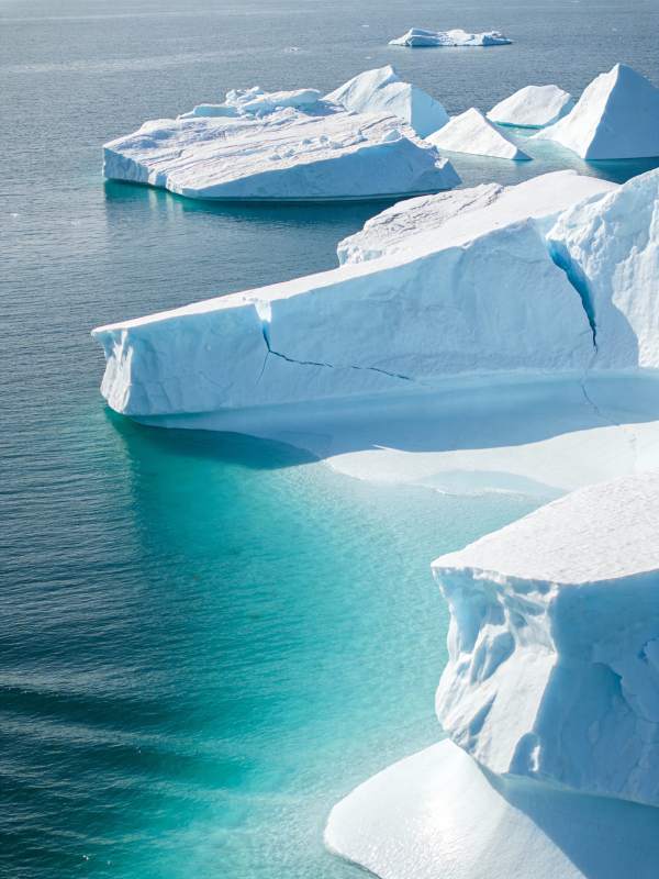冰山浮海 碧水映天图片