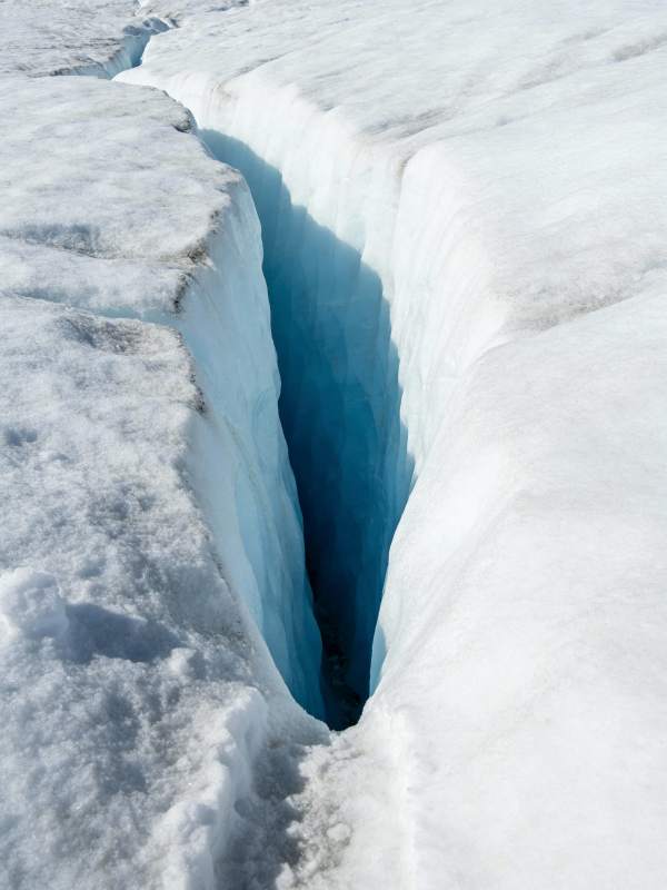 冰川裂隙深邃图片
