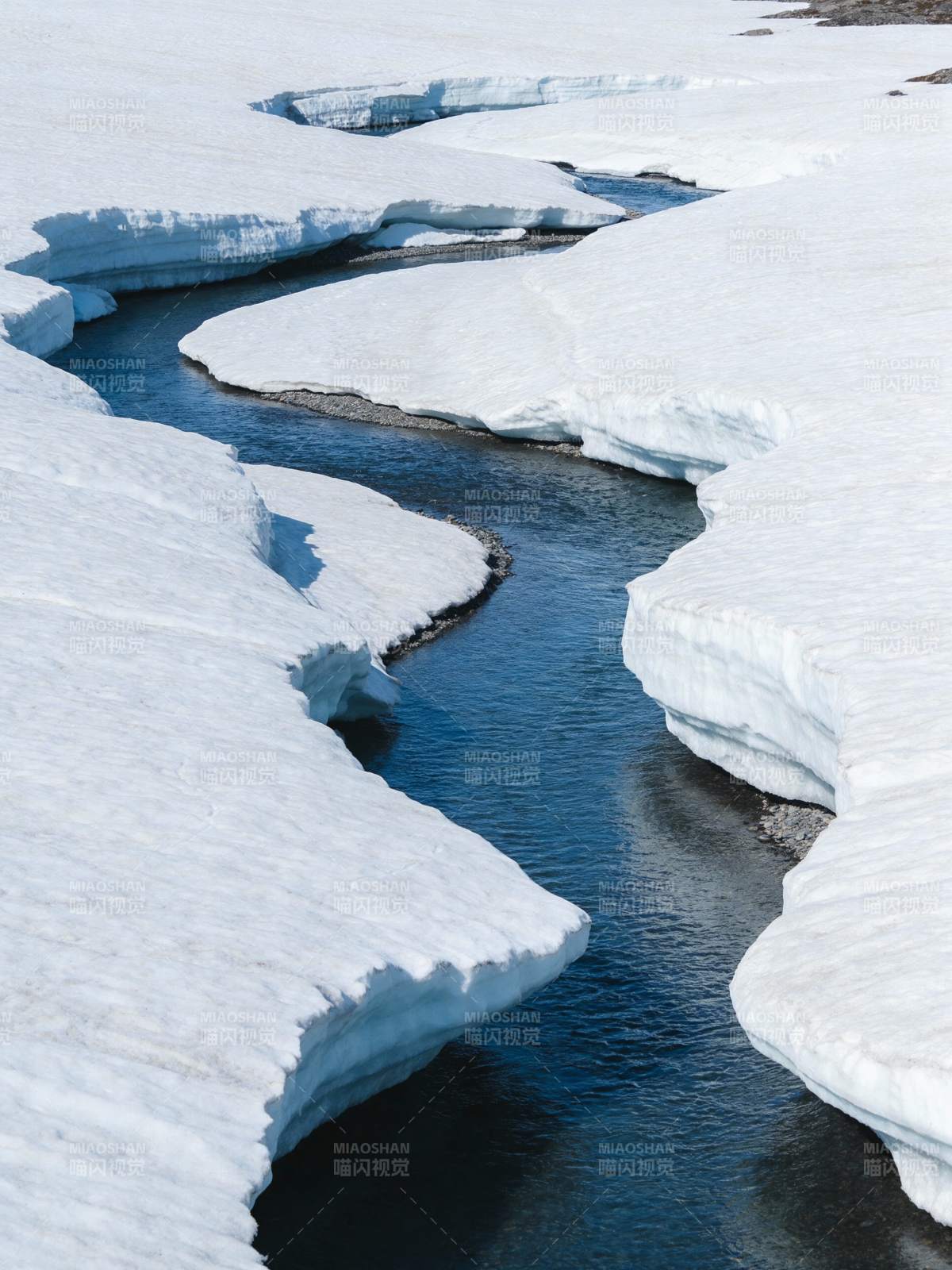 冰川溪流蜿蜒图片