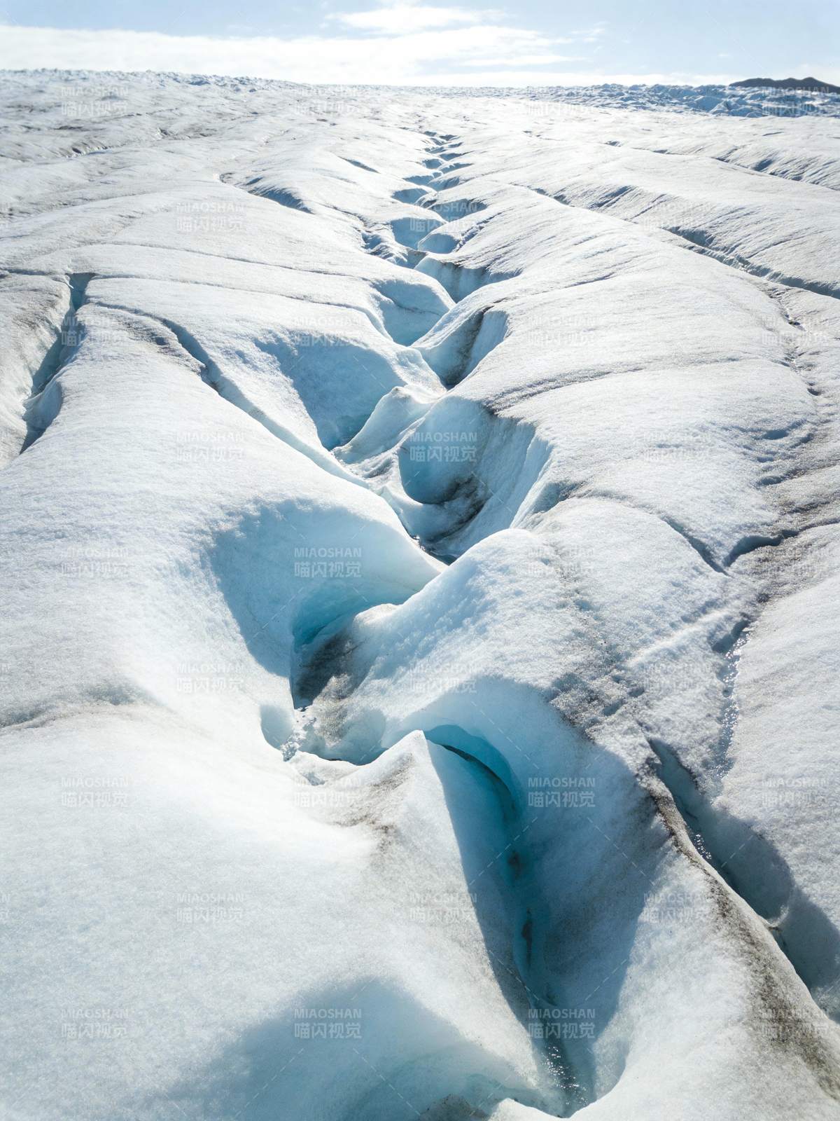 冰川裂隙深邃图片