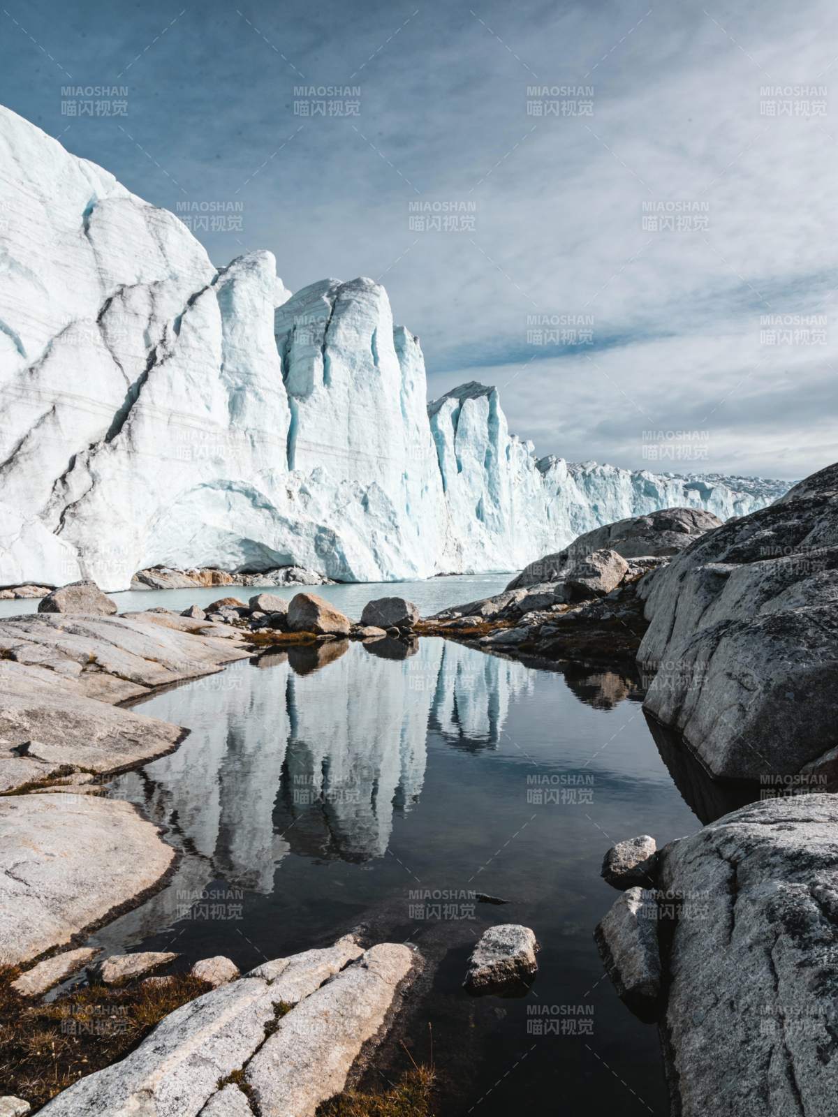 冰川倒影静谧湖图片