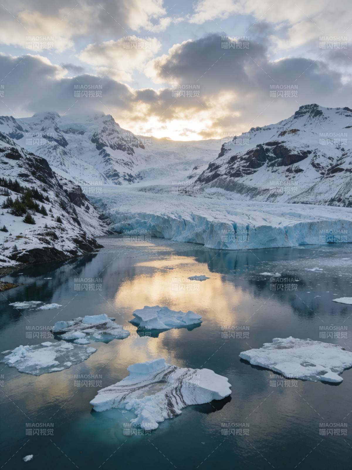 冰川湖畔晨曦图片