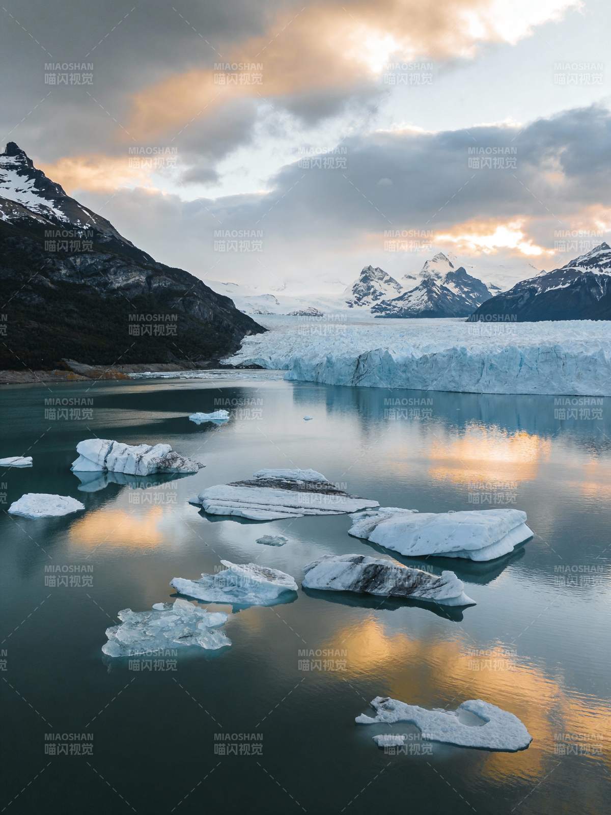 冰川湖畔晨曦图片