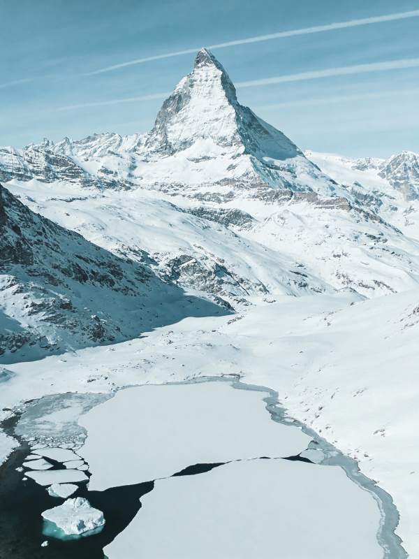 雪山冰湖美景图片