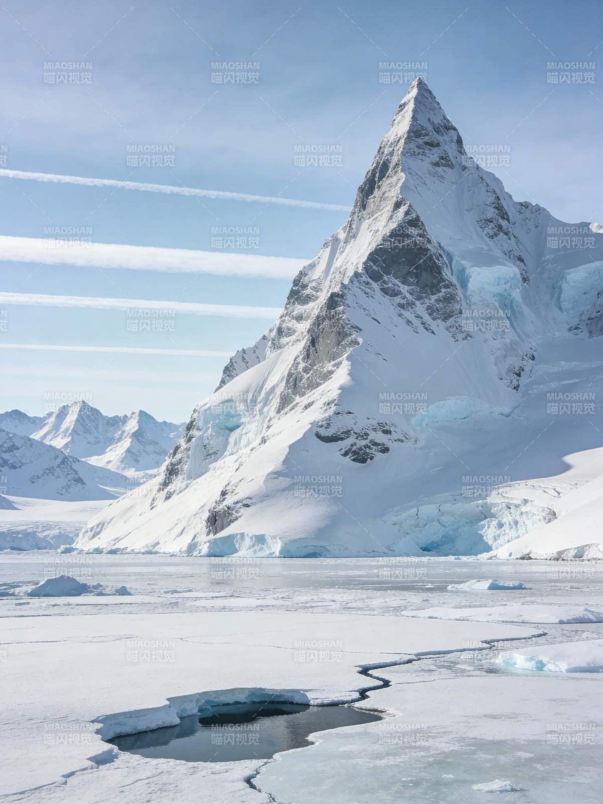雪山冰湖静谧景图片
