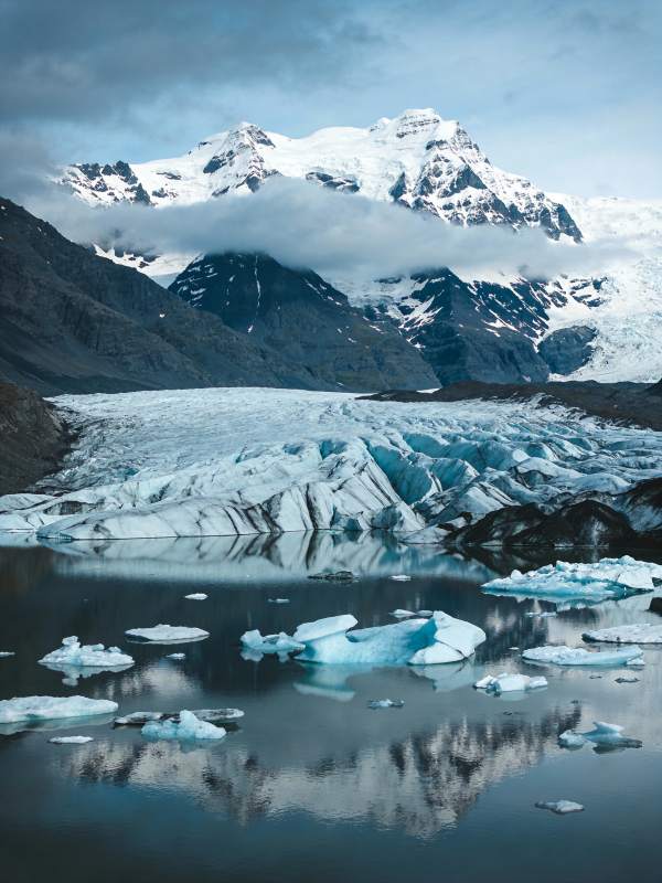 冰川湖畔雪山倒影图片