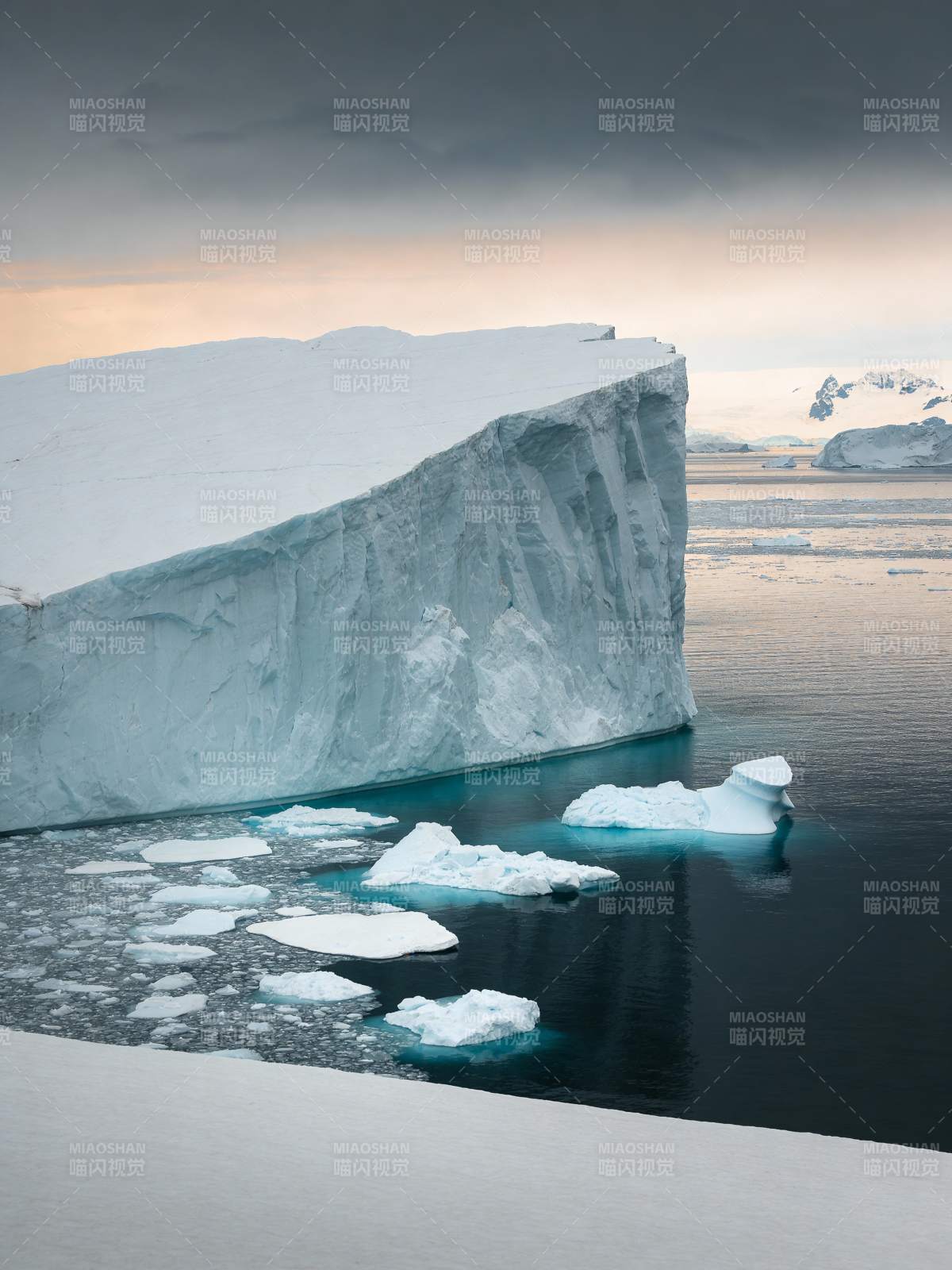冰山静谧海面图片