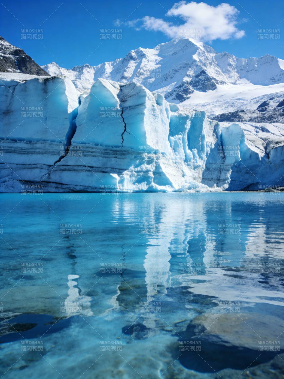 冰川倒影湖图片