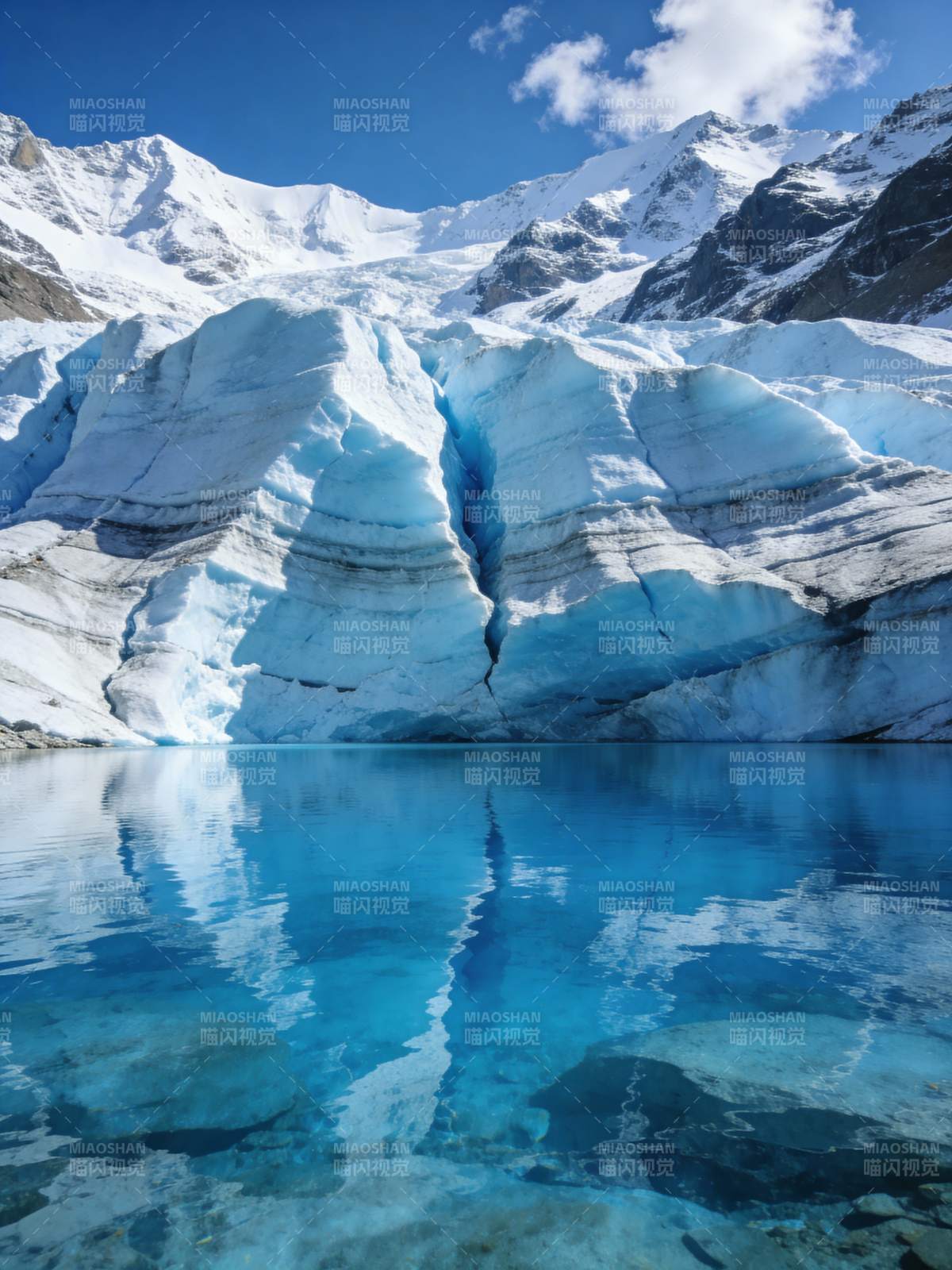 冰川倒影湖图片