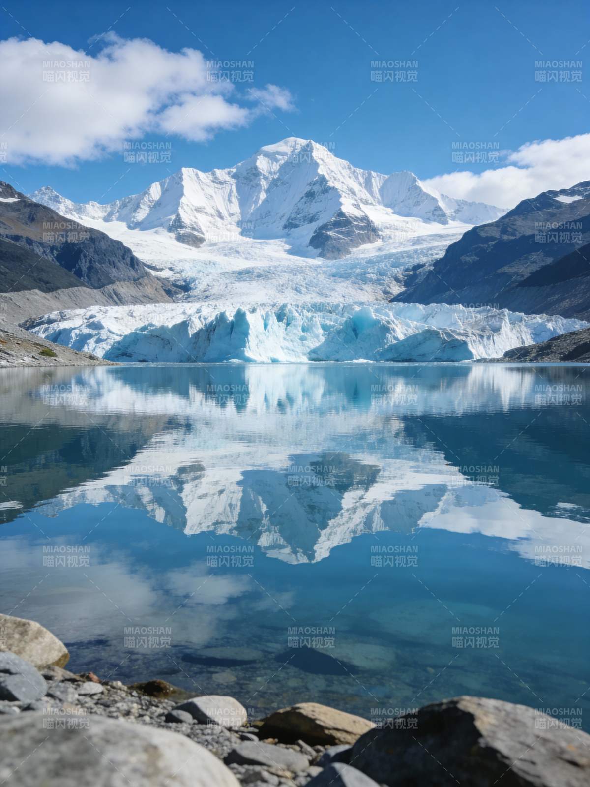 雪山倒影湖光图片
