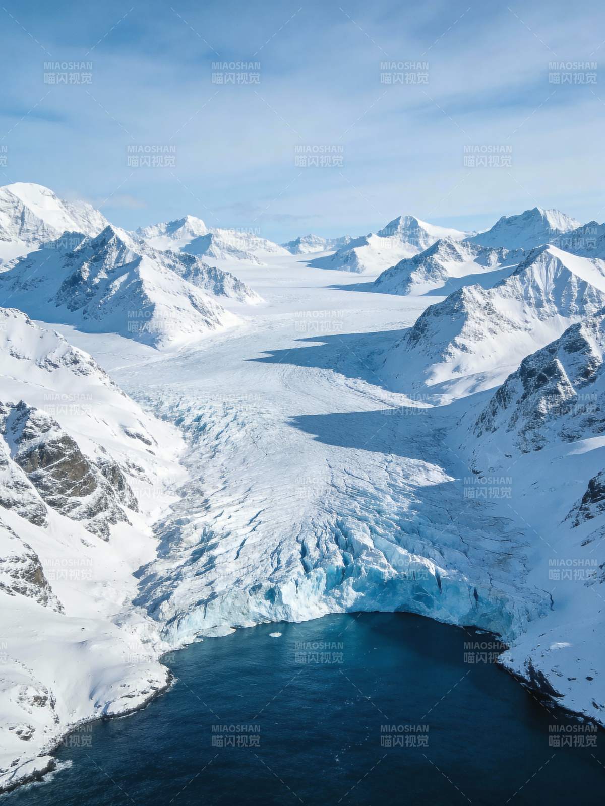 冰川雪山映湖光图片