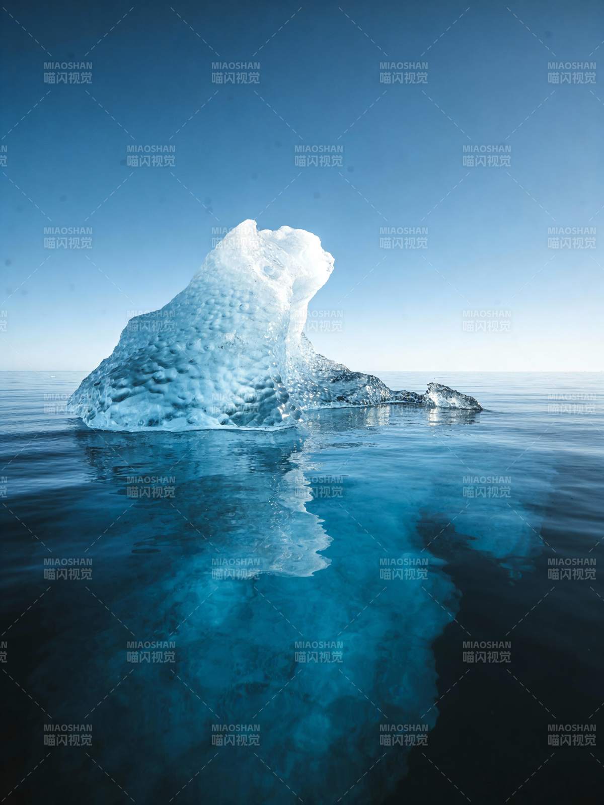 冰山倒影图片