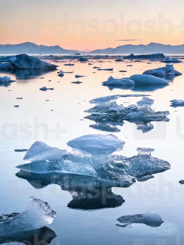 冰川倒影 静谧湖面图片