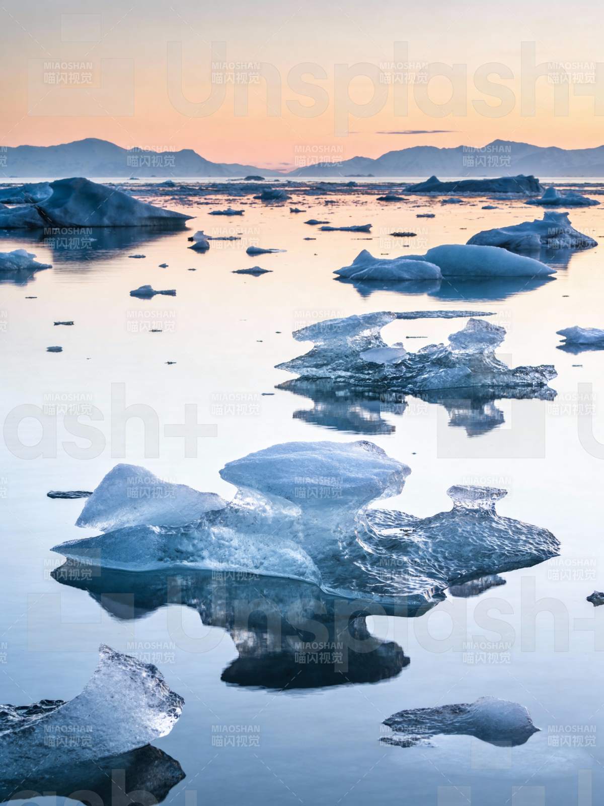 冰川倒影 静谧湖面图片