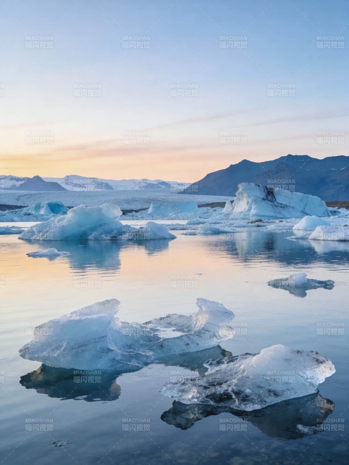 冰川湖畔晨光图片