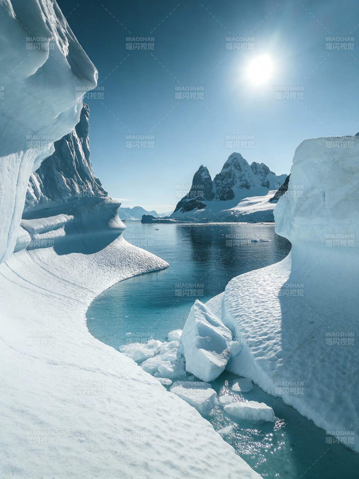 冰川湖畔 雪峰映日图片