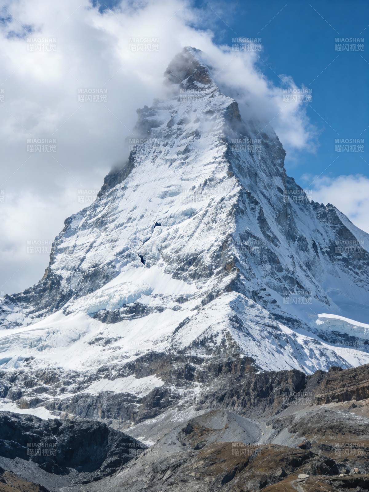 雪山巍峨入云图片