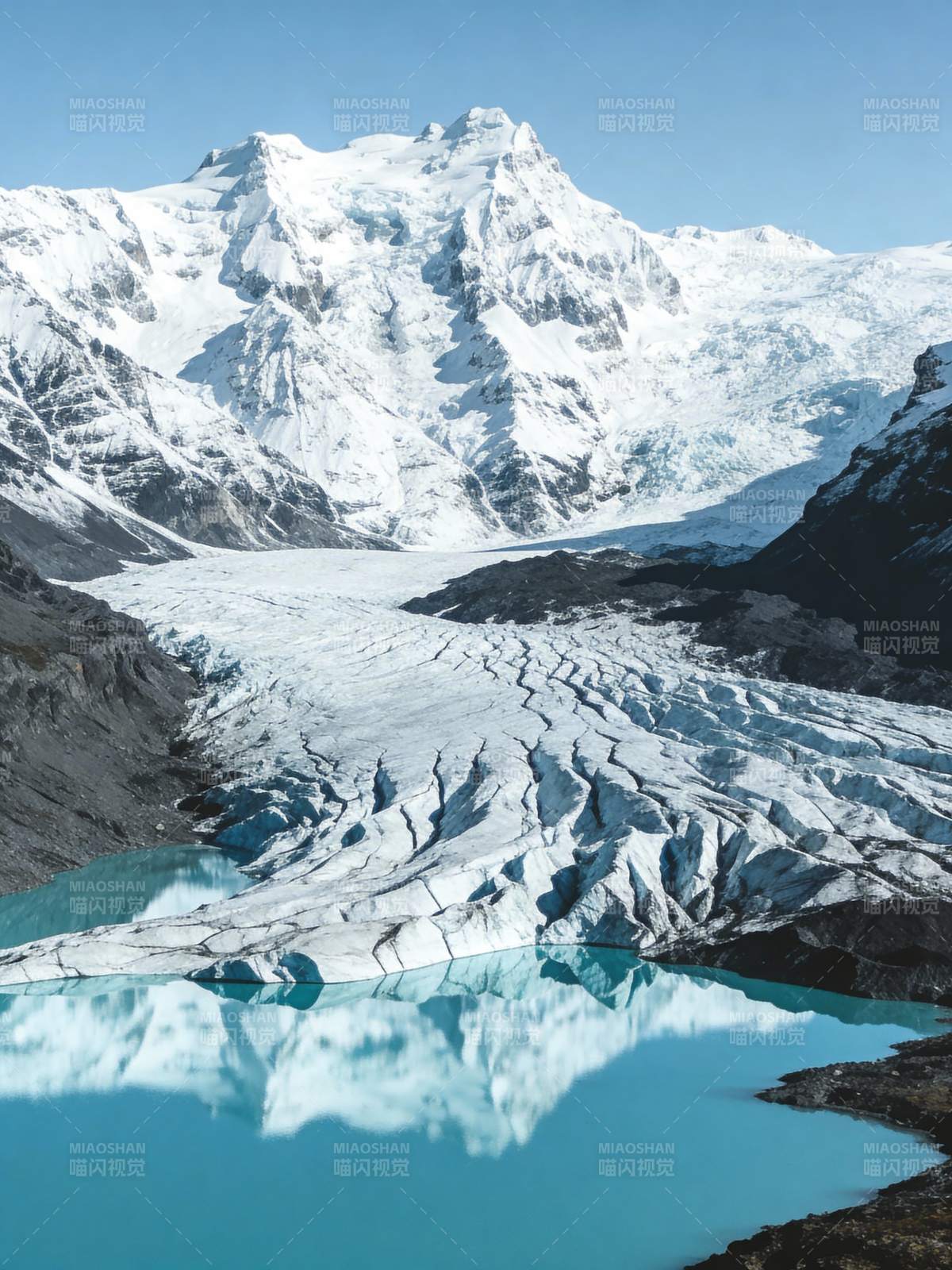 雪山倒影湖中图片