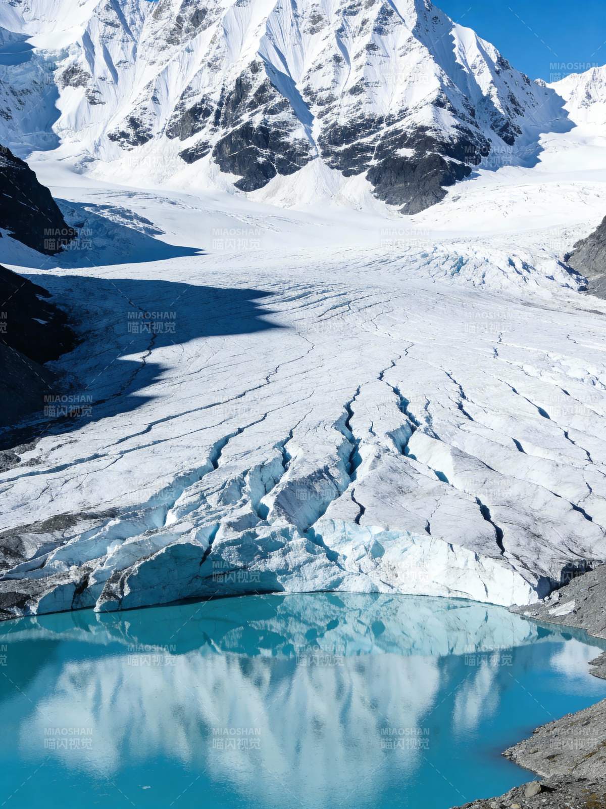 冰川映碧湖图片
