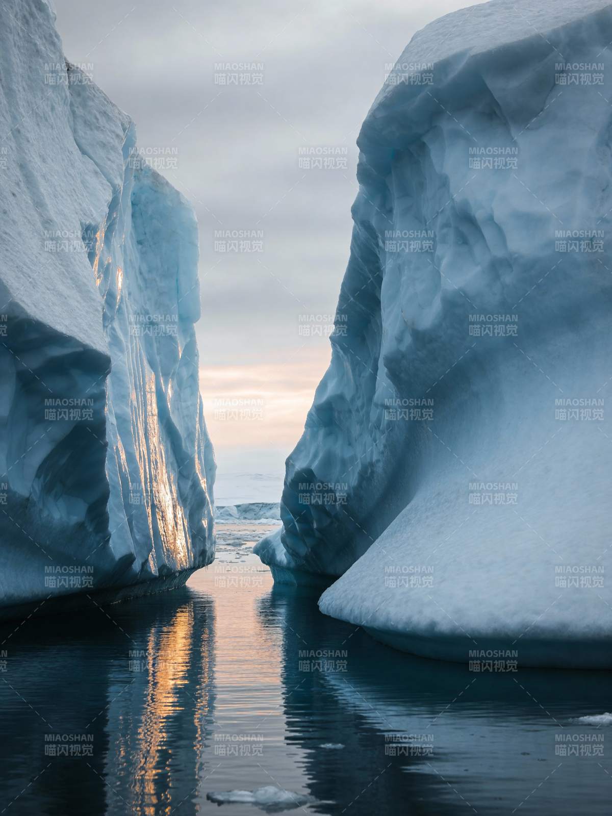 冰川夹道 水光潋滟图片