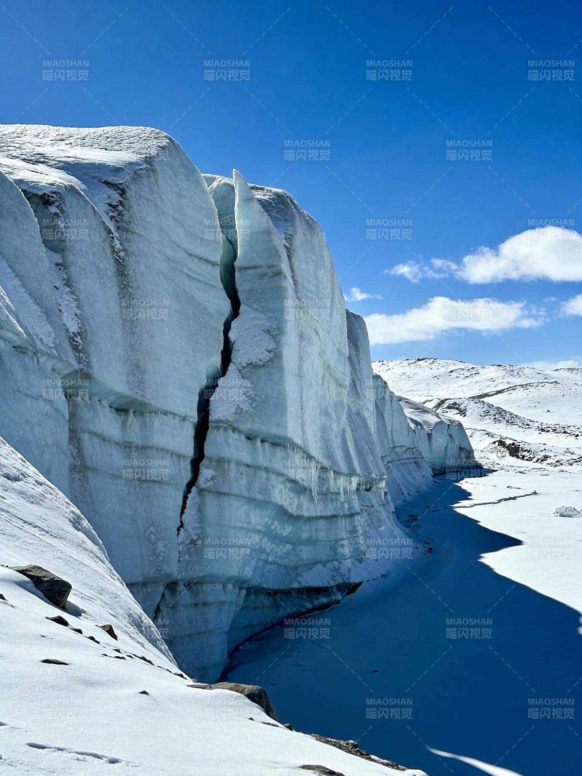 冰川裂隙深蓝湖图片