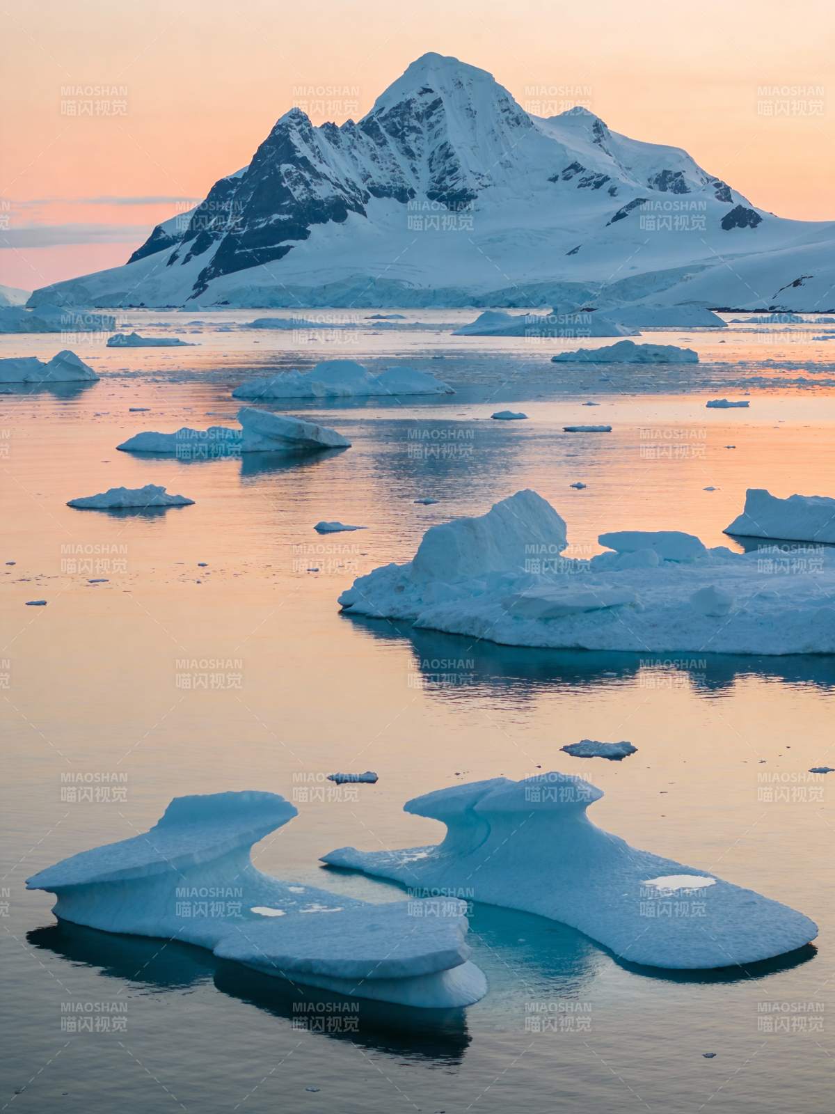 极地冰川晨曦图片
