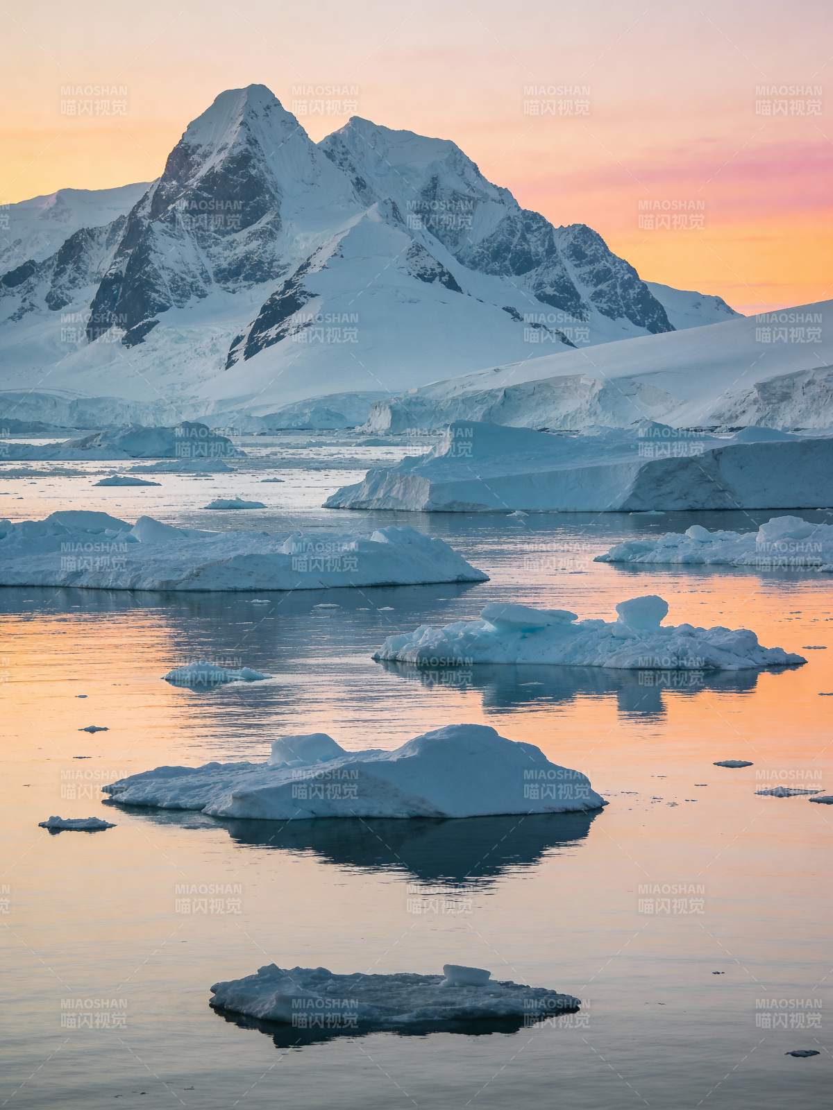 极地冰川日落图片