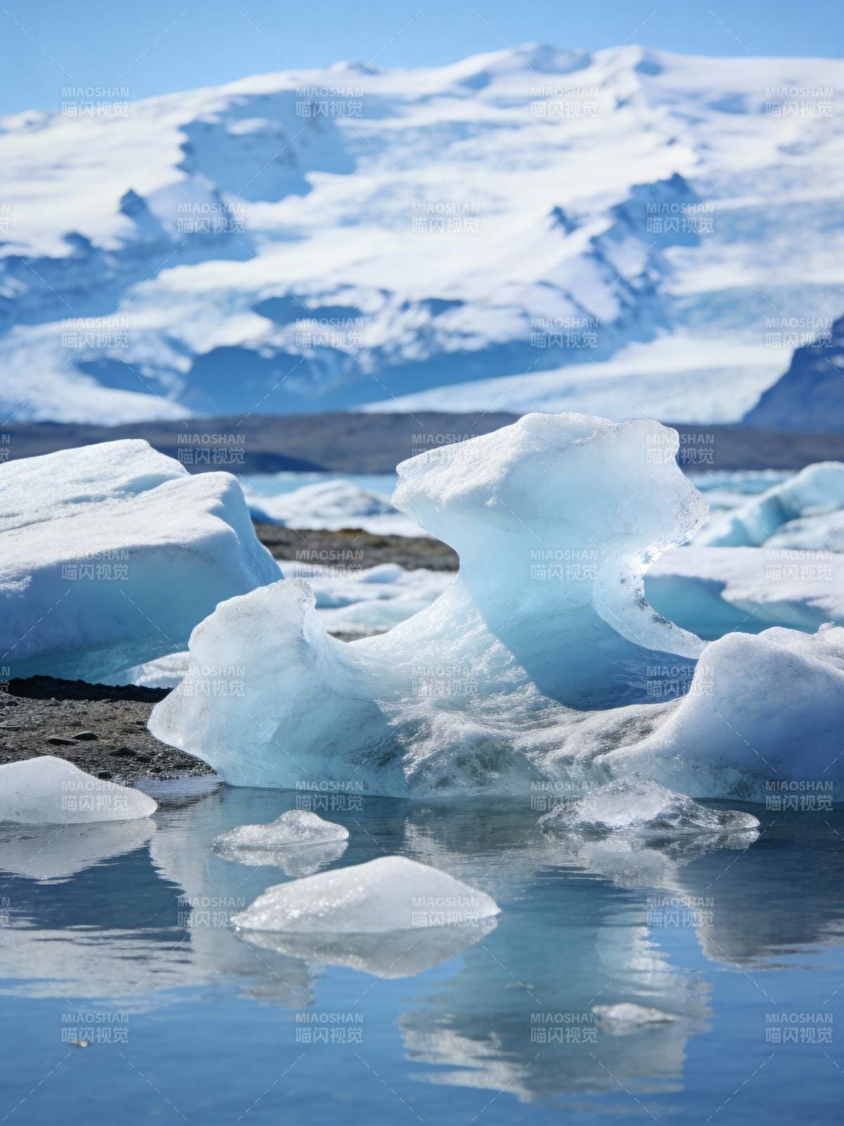 冰川倒影图片