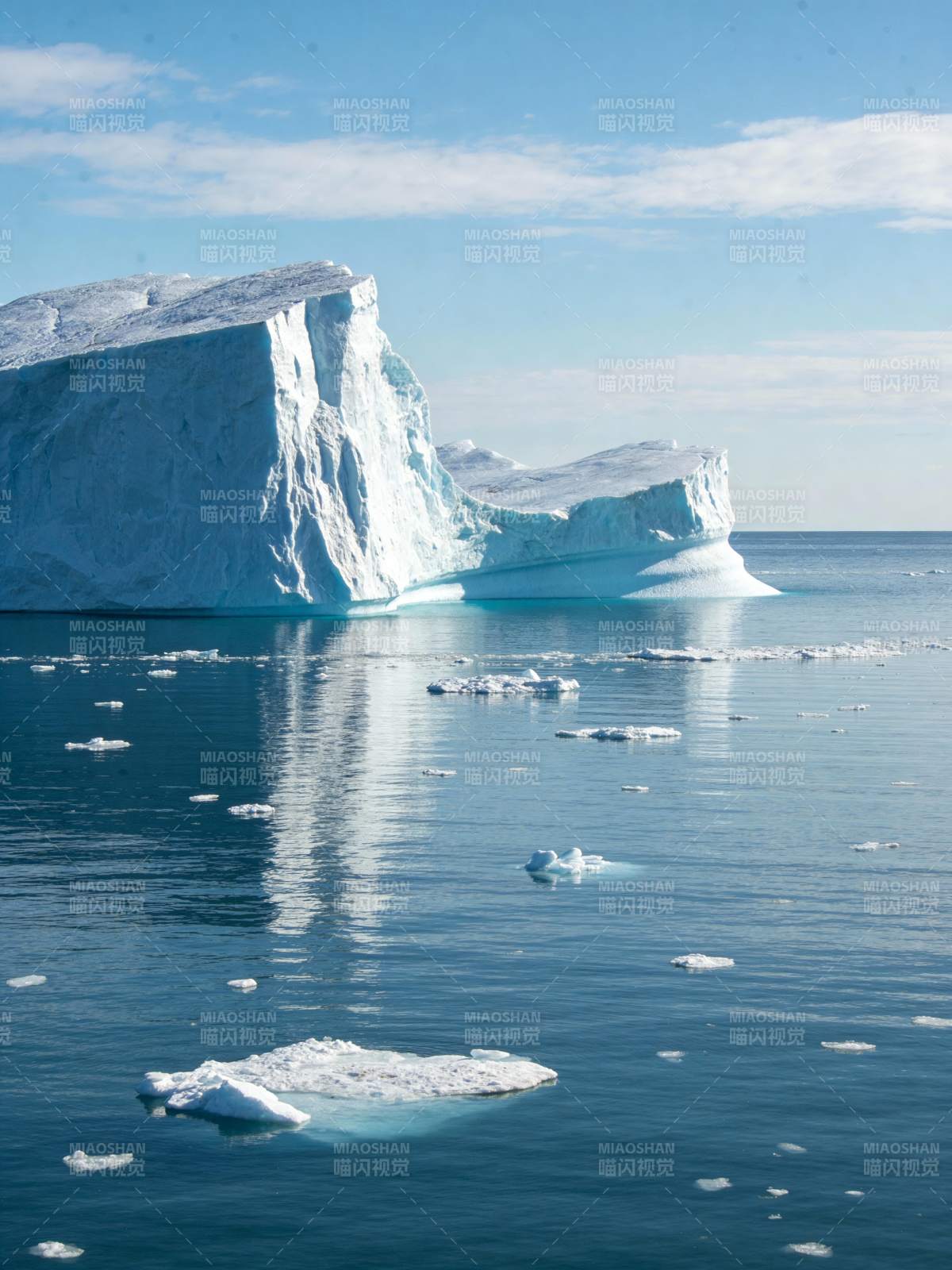 冰山静谧海面图片