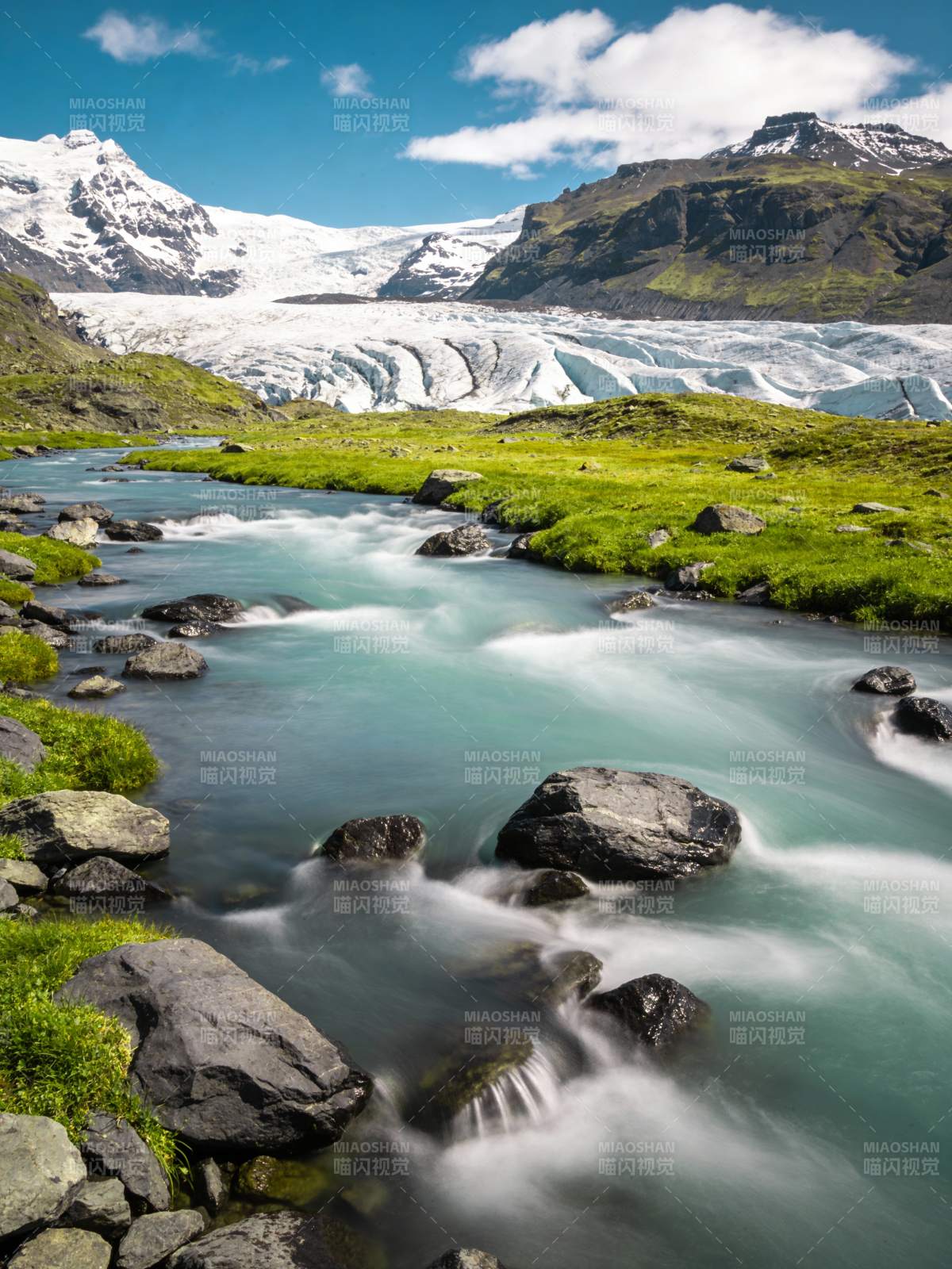 冰川溪流绿野图片