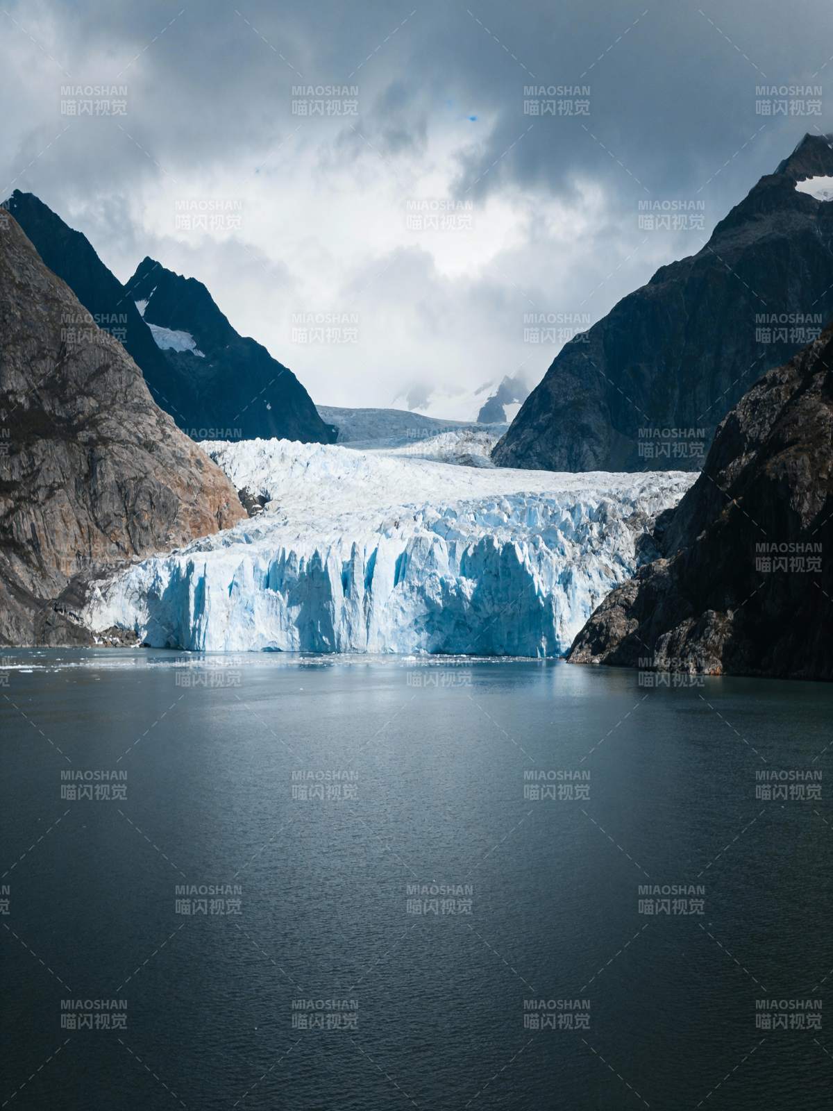 冰川湖畔风光图片