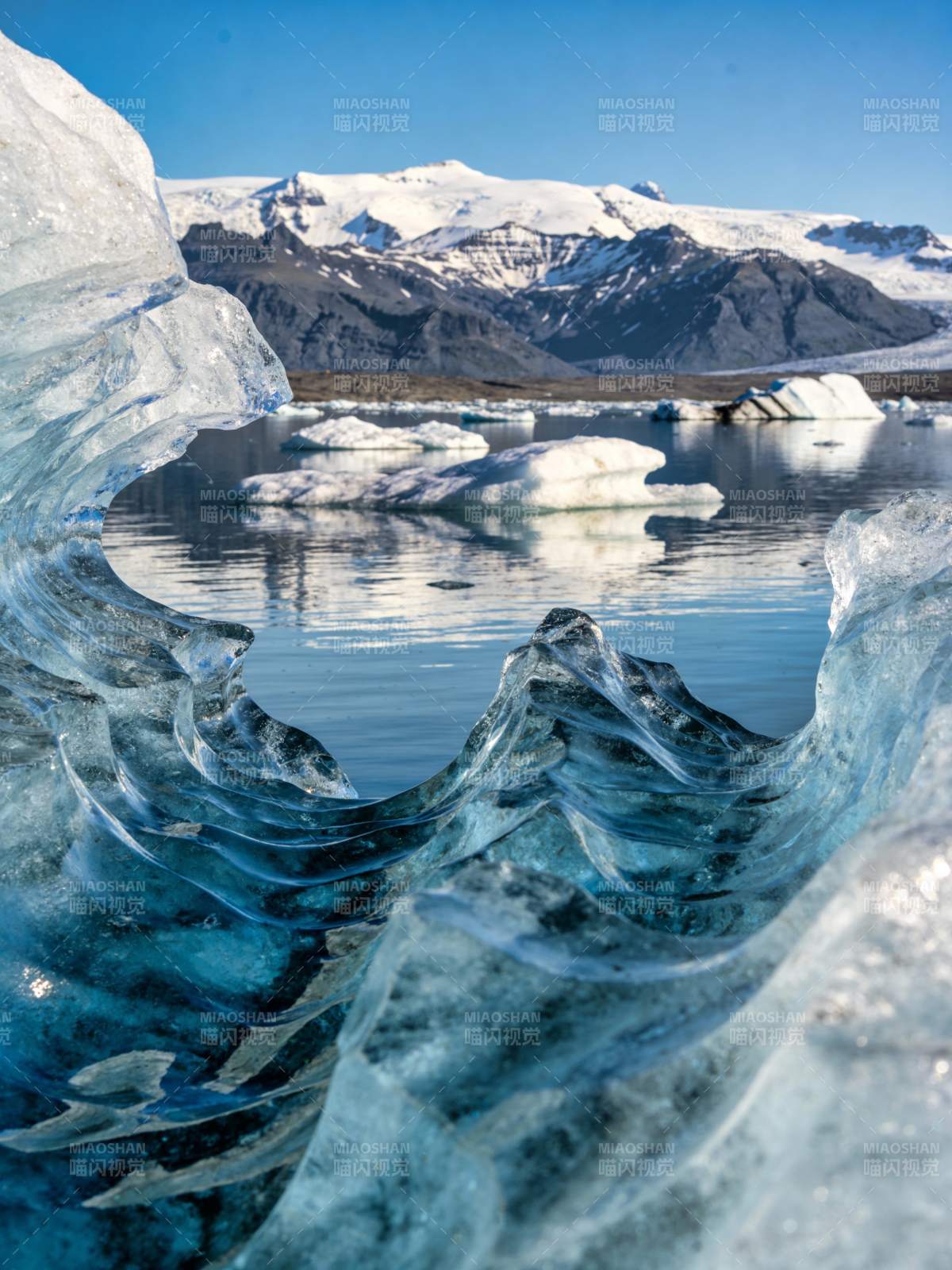 冰湖奇景图片
