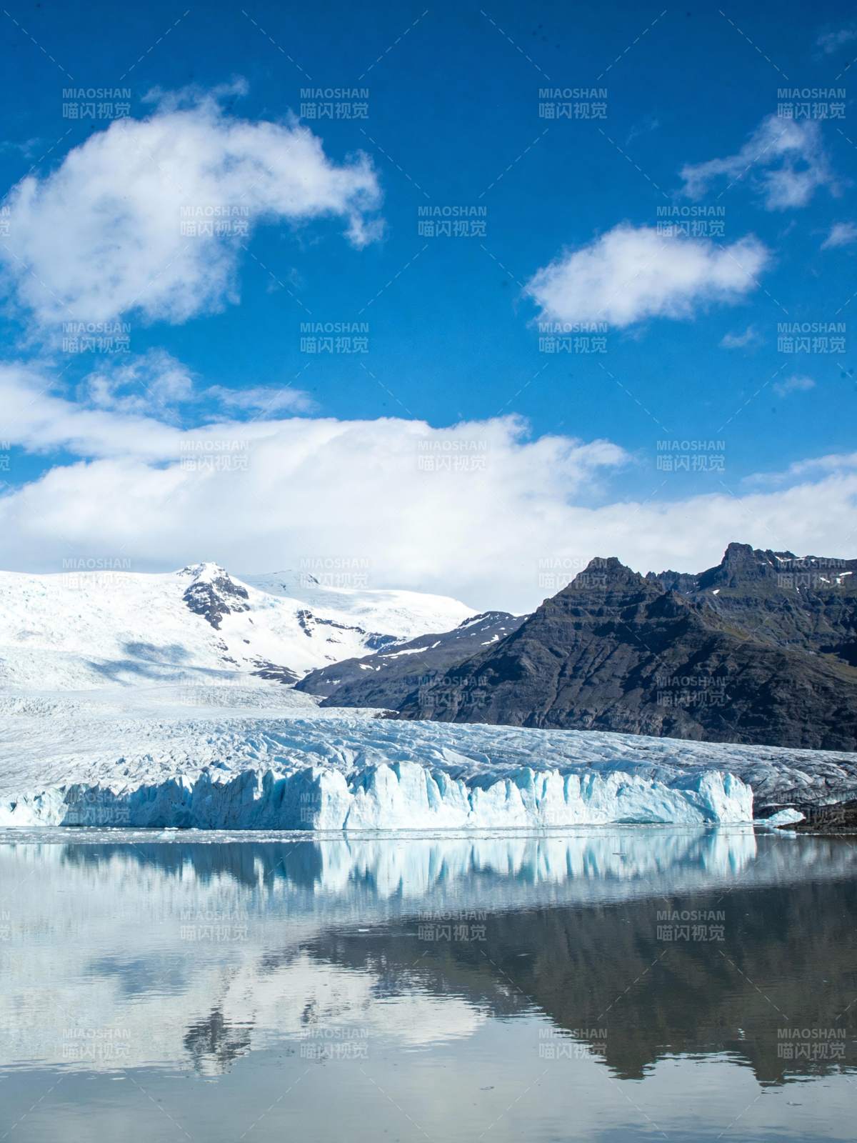 冰川倒影 雪山静谧图片