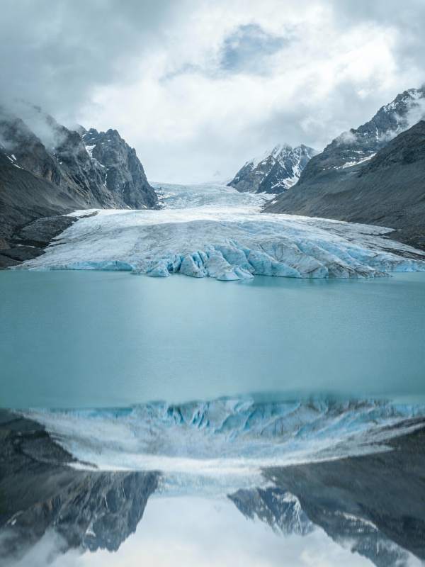 冰川湖镜像山景图片