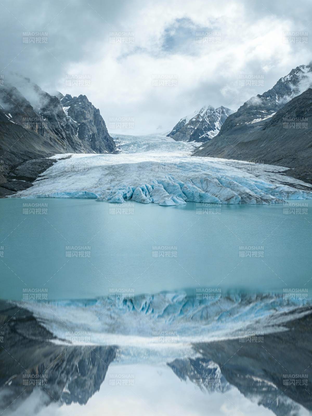 冰川湖镜像山景图片