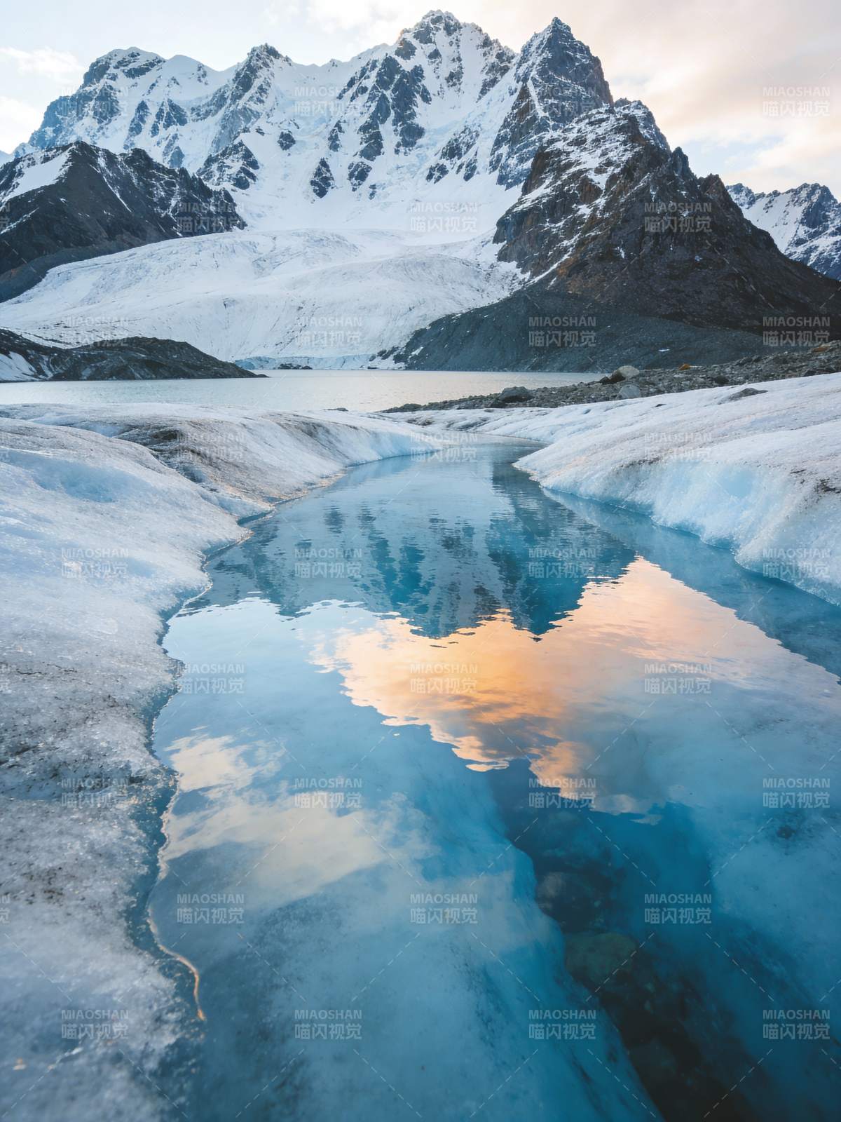 雪山倒影湖图片