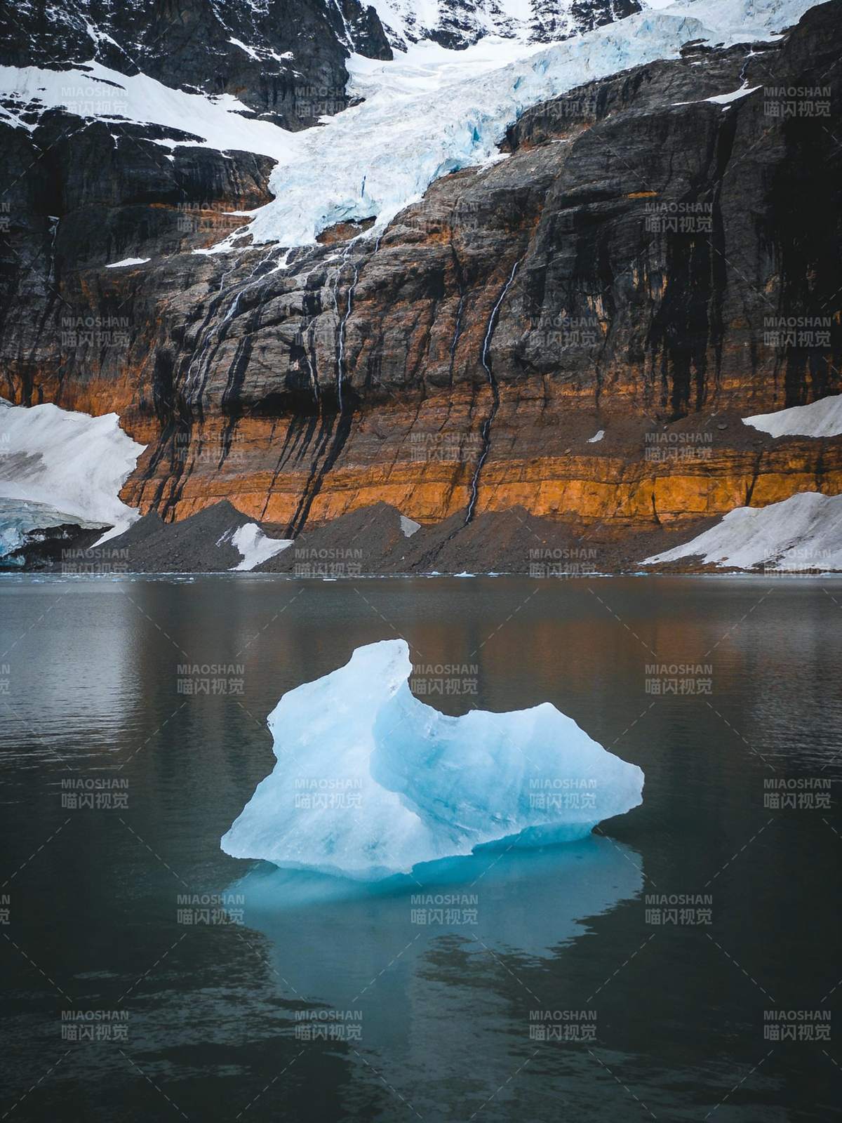 冰川湖畔孤冰漂浮图片