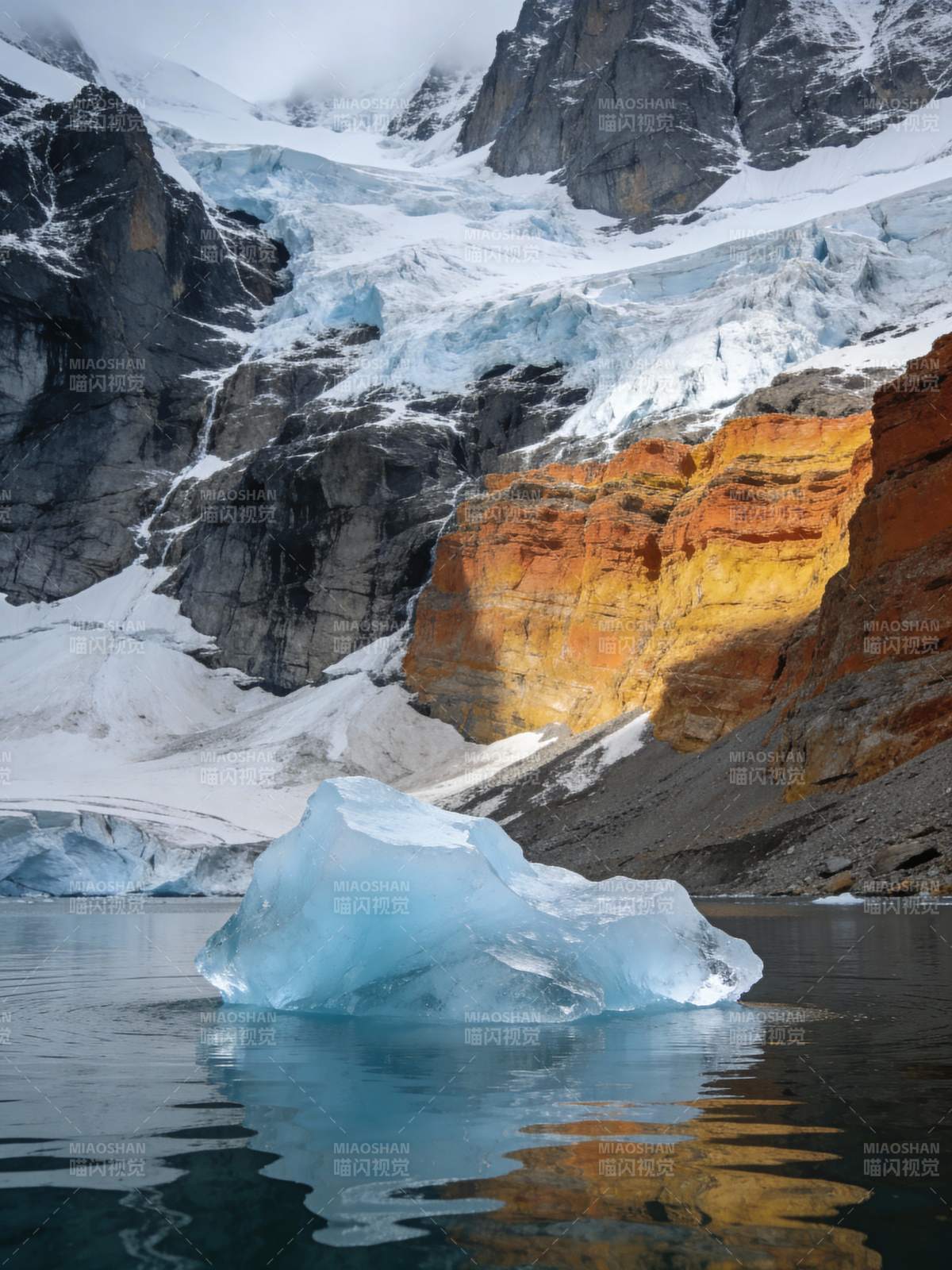 冰川湖畔的奇景图片