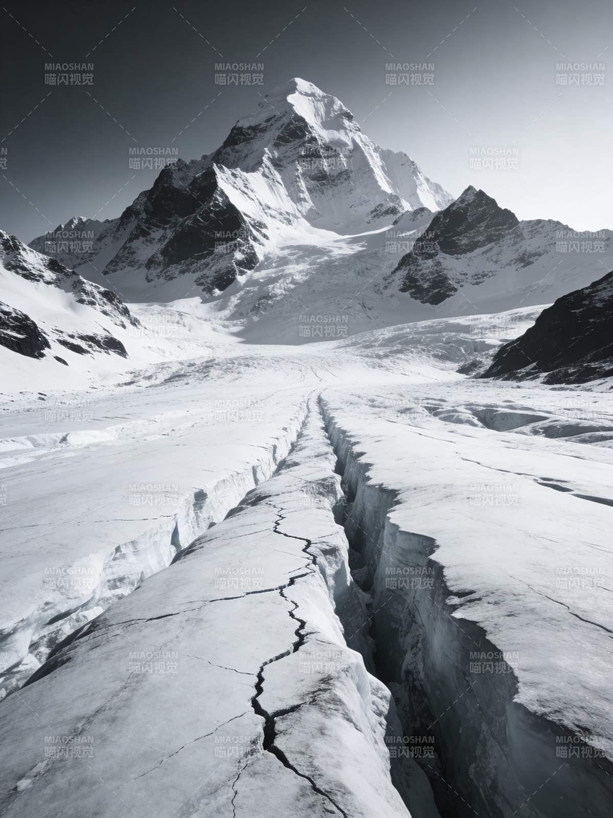 冰川裂隙与雪山图片