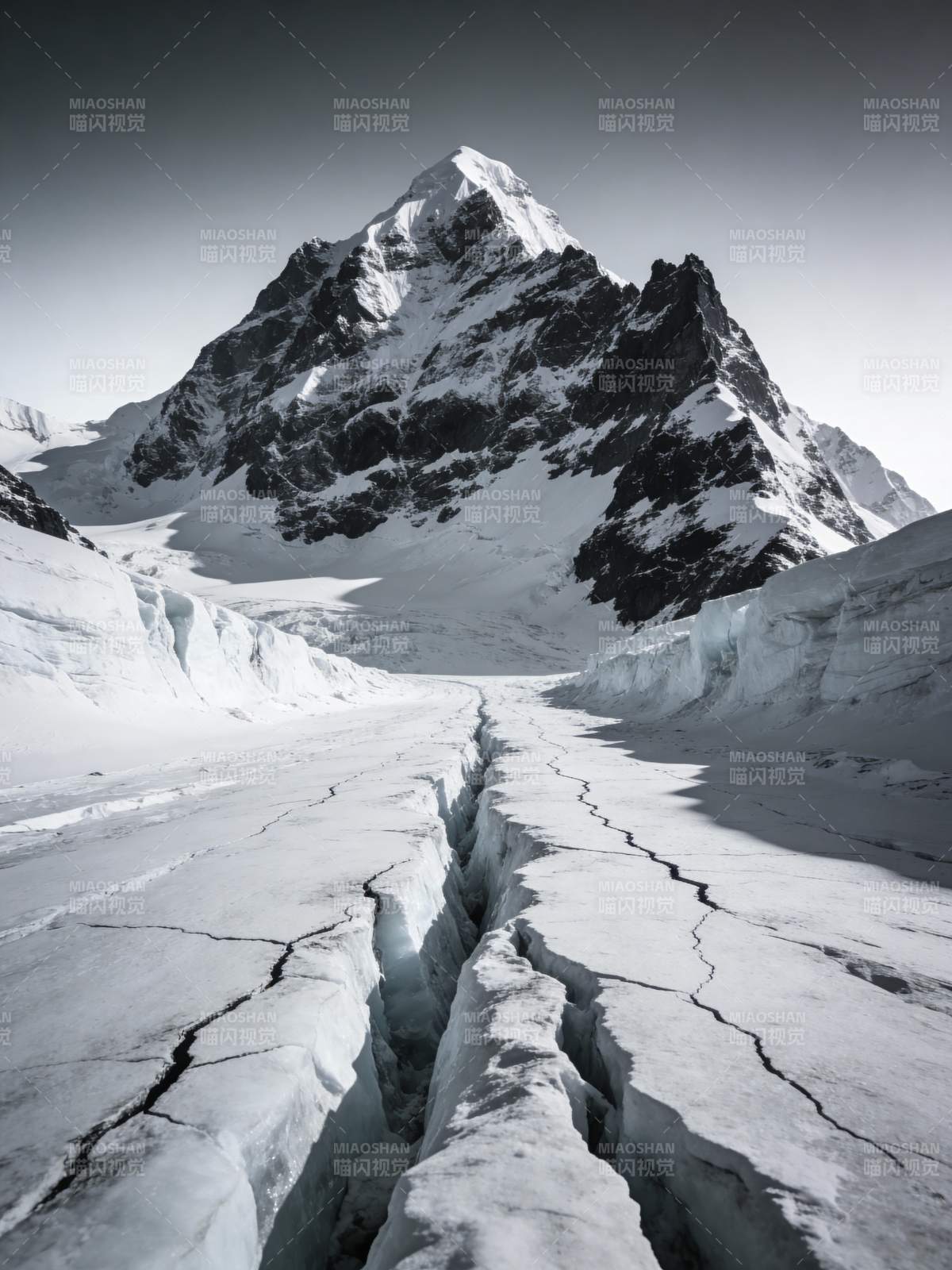 冰川裂谷与雪山图片