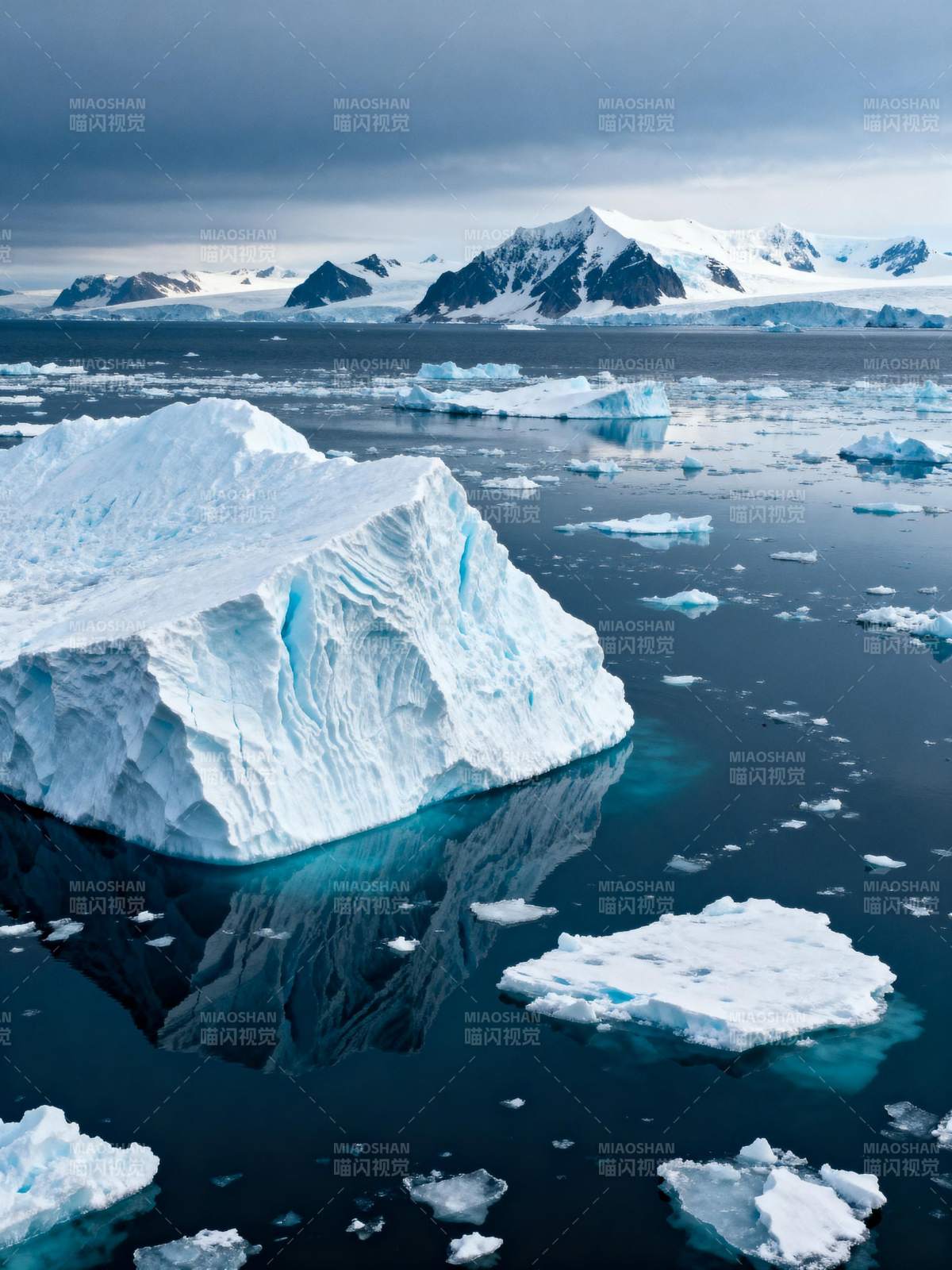 冰川倒影 极地静谧图片