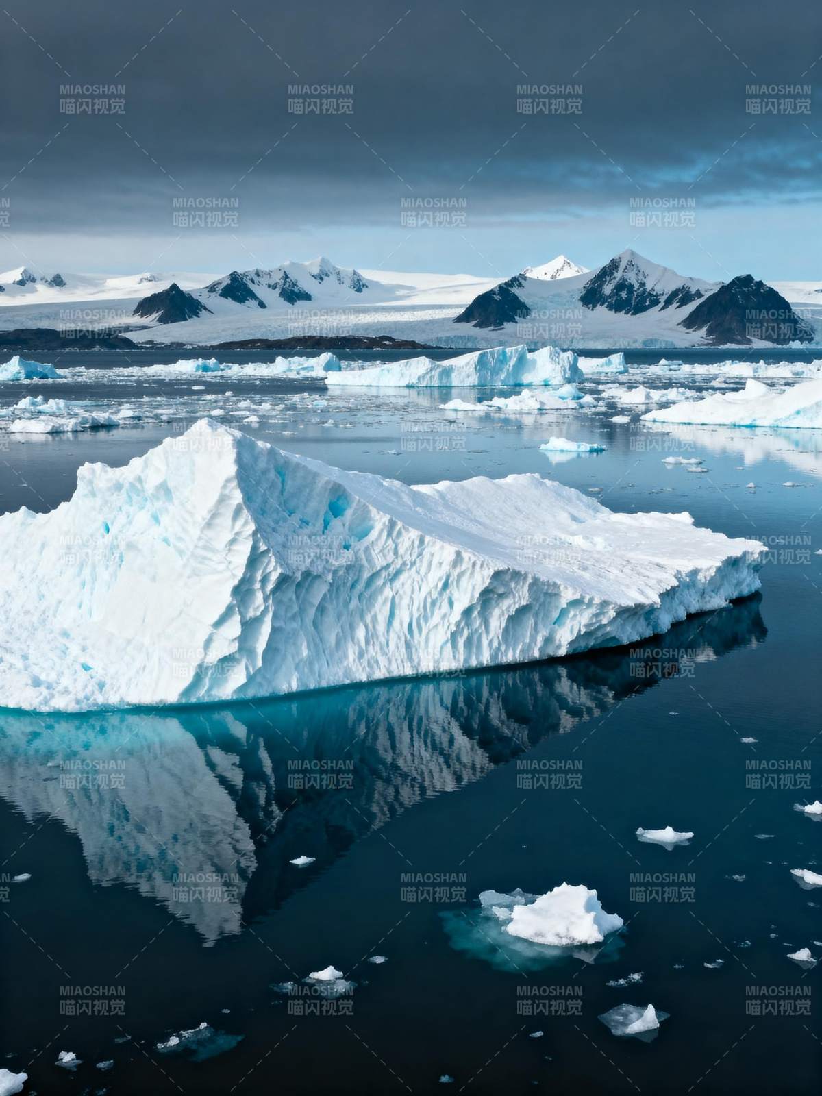 冰山倒影 静谧极地图片