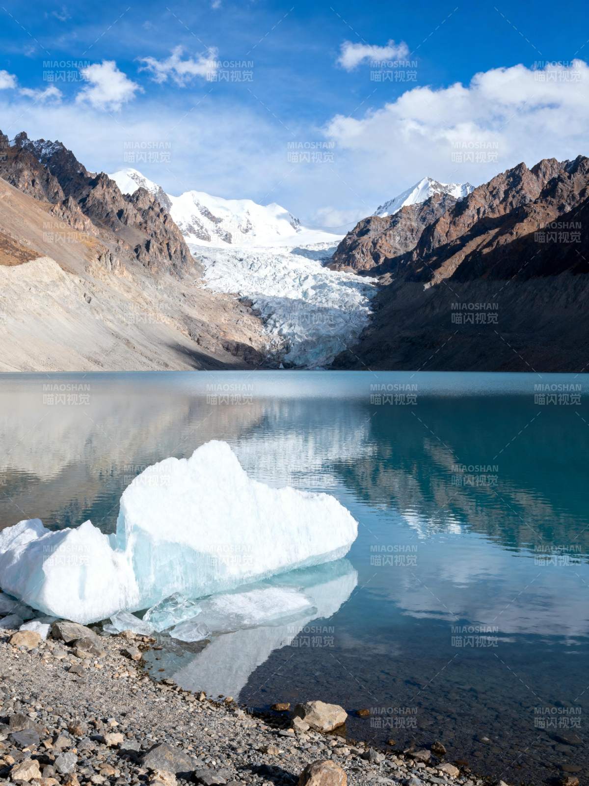 冰湖映雪山图片