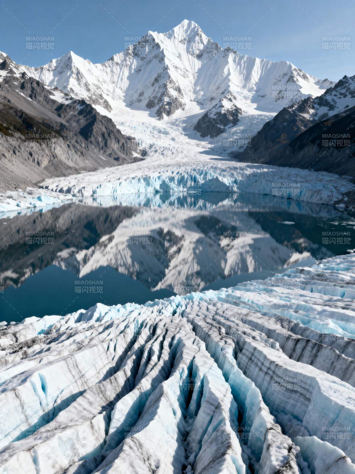 雪山冰川倒影图片